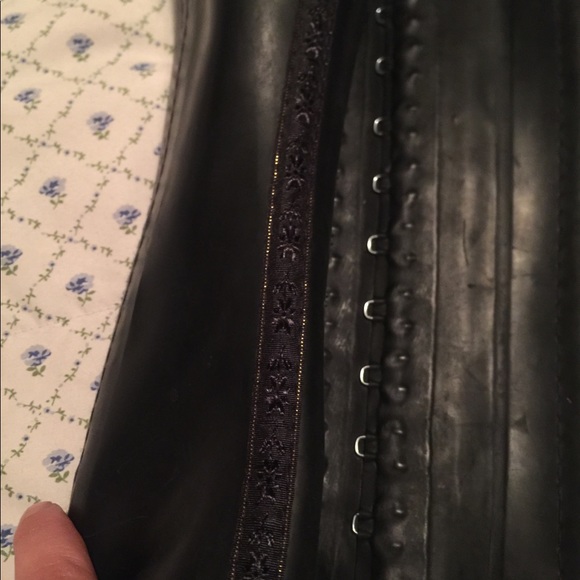 Black latex corset waist trainer - Picture 2 of 3
